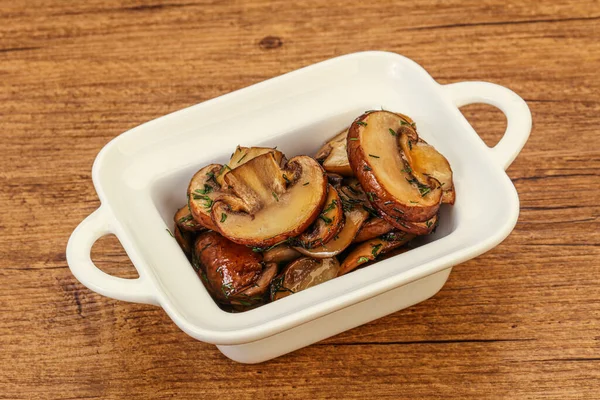 Kavrulmuş şampiyon, kasede otlar ve baharatlar var.