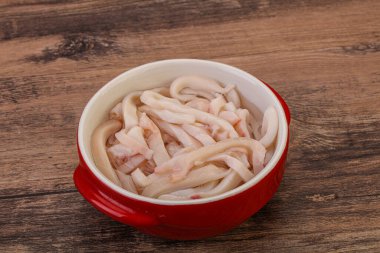 Lezzetli marine edilmiş mürekkep balığı kasede atıştırmalık parçalar.