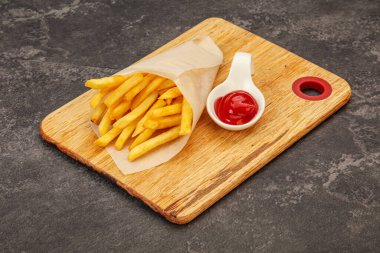 Domates soslu patates kızartması. 