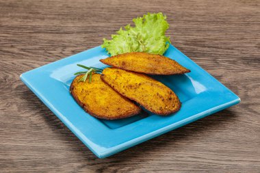 Fırında patates ve biberiye servis edilen baharatlar.