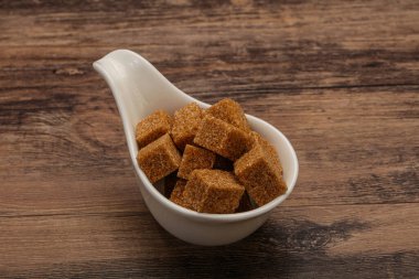 Kahverengi baston şeker yavruları kasede