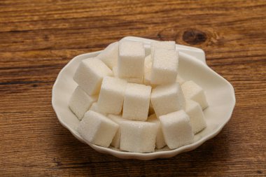 Rafine edilmiş beyaz granüllü şeker yavruları kasede.