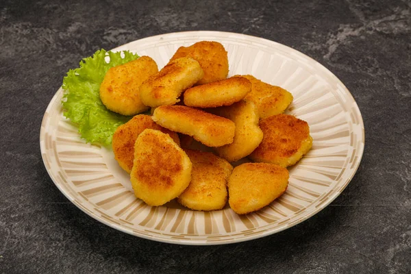 Gebratene Leckere Chicken Nuggets Serviert Salatblätter — Stockfoto