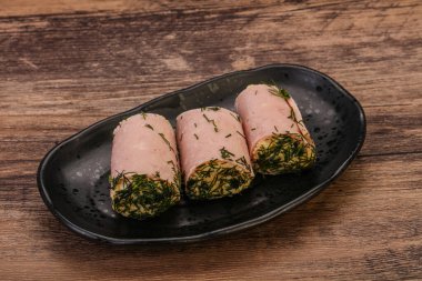 Peynirli ve sarımsaklı jambonlu sandviç.