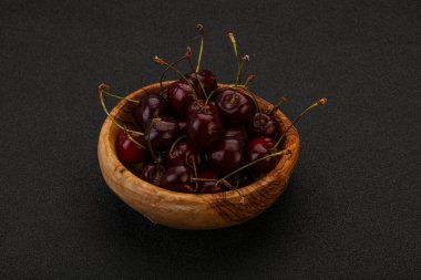 Sepette olgun kuş kirazı