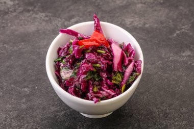 Bitki ve baharatlı kırmızı lahana turşusu