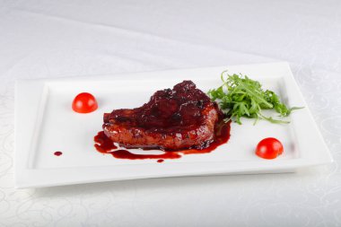 Böğürtlen soslu biftek.