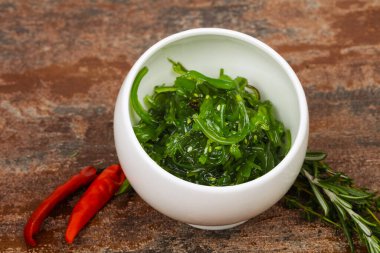 Susamlı yosun salatası Chuka.