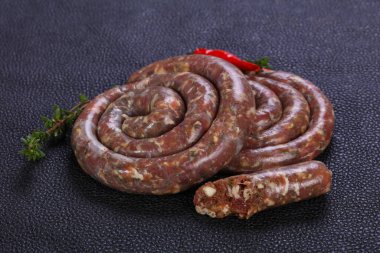 Ham kuzu sosis ızgara için hazır