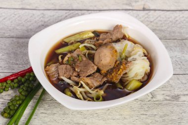 Tayland usulü et, sebze ve mantarlı çorba.