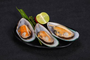 Limonlu ve yeşil biberli yarım midye.