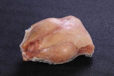 Sürü içinde çiğ küçük tavuk