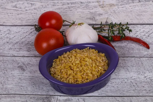 Roher Goldener Bulgur Der Schüssel Mit Tomaten Und Knoblauch — Stockfoto