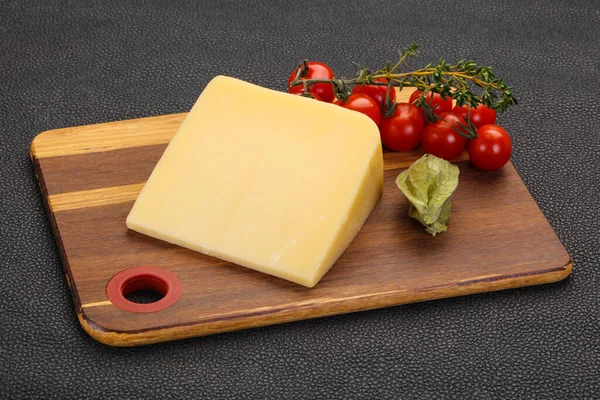 Hartparmesan Käsestück Über Holzhintergrund — Stockfoto