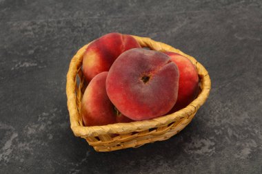 Tatlı, lezzetli, birkaç şeftali