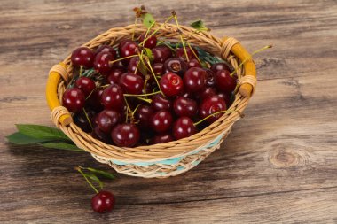 Yapraklarla dolu olgun kiraz yığını