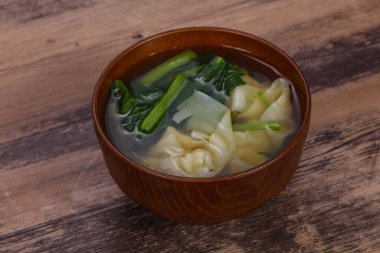 Bitki ve baharatlı geleneksel Asya Wonton çorbası.