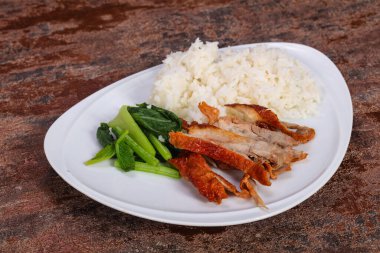 Kavrulmuş ördek göğsü ve otlar ile Pirinç