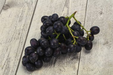 Taze taze tatlı kırmızı üzüm dalında