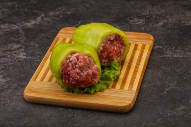 Pişirmek için çiğ biber ve et.