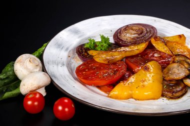 Izgara sebze - domates, biber, mantar ve menekşe soğan 