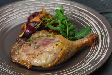 Kavrulmuş. Ördek. erik, incir ve elma ile bacak