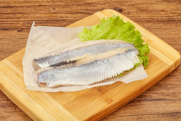 Filete Arenque Con Hojas Ensalada Sobre Tabla —  Fotos de Stock