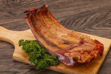 Baharatlı ve otlu domuz pirzolası.