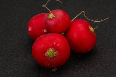 Olgun taze turp yığını ahşap arka planda