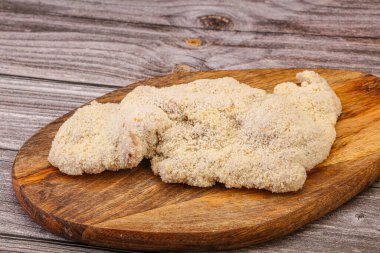 Kızartma için çiğ domuz eti şnitzel.