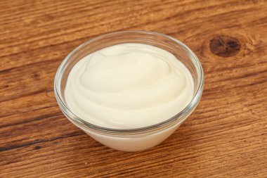 Süt ekşi krema kasede