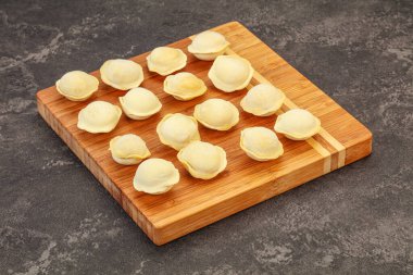 Pişirmek için çiğ etli börek.