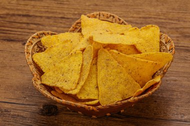 Meksika mısır cipsi üçgen yığını.