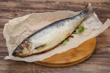 Biber ve baharatlı tuzlu ringa balığı.