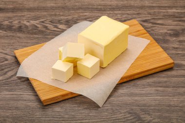 Sütlü doğal sarı tereyağı.