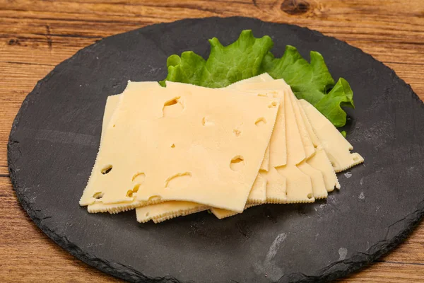 Queijo Amarelo Fatiado Sobre Folhas Salada — Fotografia de Stock