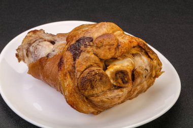 Baharatlı ve otlu domuz budu.