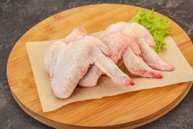 Çiğ tavuk kanatları pişmeye hazır.