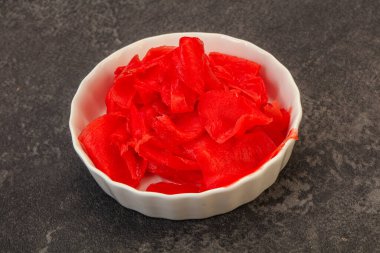 Asya mutfağı terbiye edilmiş zencefil kökü kasede.