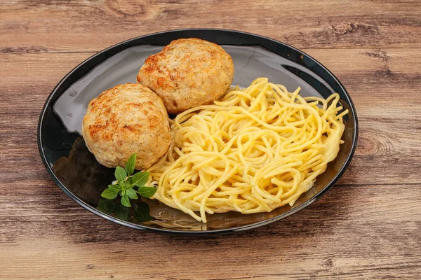 Peynirli spagetti ve ev yapımı tavuk pirzolası.