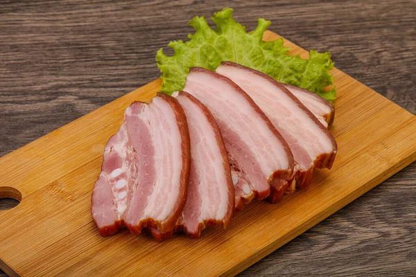 Leckere Geräucherte Schweinsbratenscheibe Über Holzbrett — Stockfoto