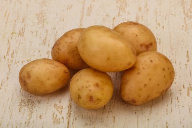Çiğ taze patates yığını.