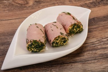 Peynirli ve sarımsaklı jambonlu sandviç.