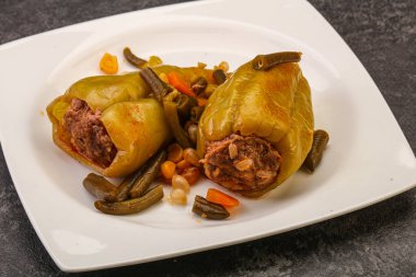 Doldurulmuş dolma dolma biber, et ve pilav.