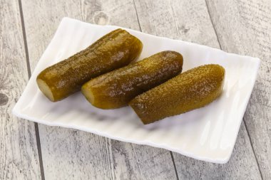 Kâsede ev yapımı salatalık turşusu