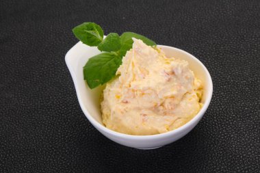 Nane yaprağı servis edilmiş kayısı ile kaymak.