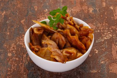 Kasede domuz kulağı var.