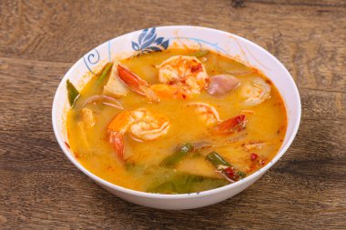 Karidesli ünlü Tayland Tom Yam çorbası.