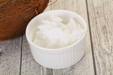 Kâsede hindistan cevizi yağı var.