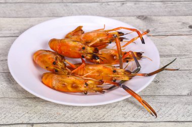 Plakada ızgara Asya su karidesi